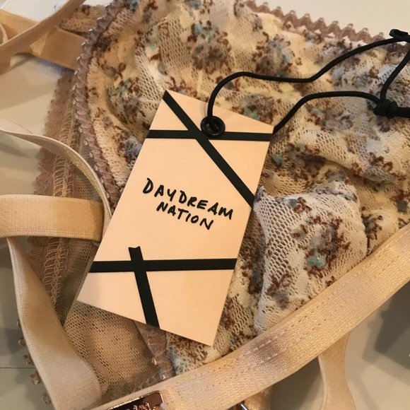 DAYDREAM NATION Floral Beverly Bra. NWT SIZE Medium or XSmall - Picture 2 of 9